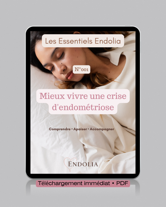 Guide pratique Les Essentiels Endolia affiché sur une tablette pour accompagner les femmes pendant une crise d'endométriose.