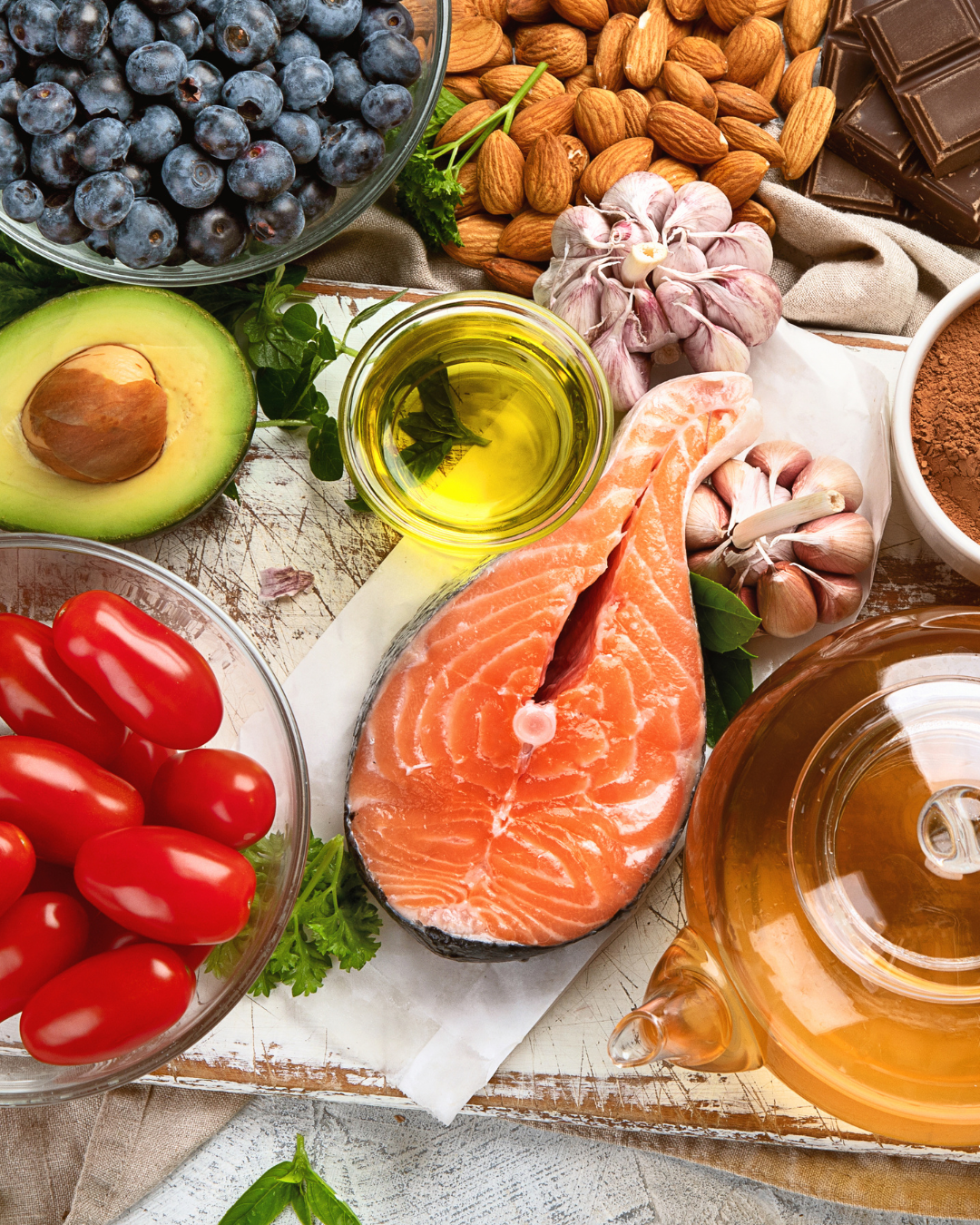 Repas équilibré composé de légumes, saumon, huile d'olive et fruits, illustrant une alimentation variée dans le cadre de l'endométriose.