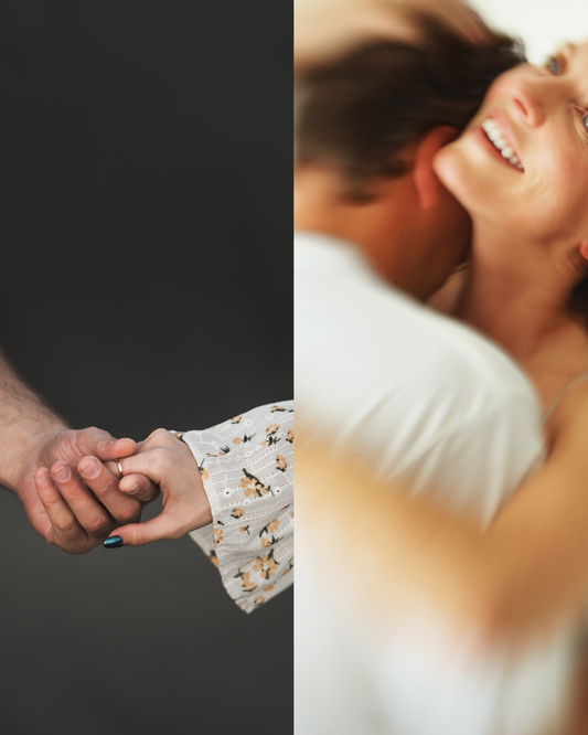 Couple assis côte à côte se tenant la main, illustrant les douleurs pendant les rapports sexuels liées à l'endométriose et l'importance du dialogue dans le couple.