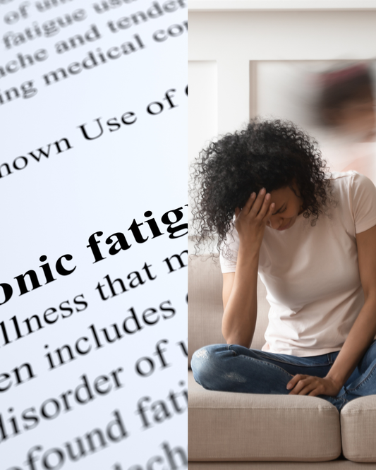 Femme fatiguée assise sur un canapé, illustrant la fatigue chronique pouvant être liée à l'endométriose ou à d'autres causes.